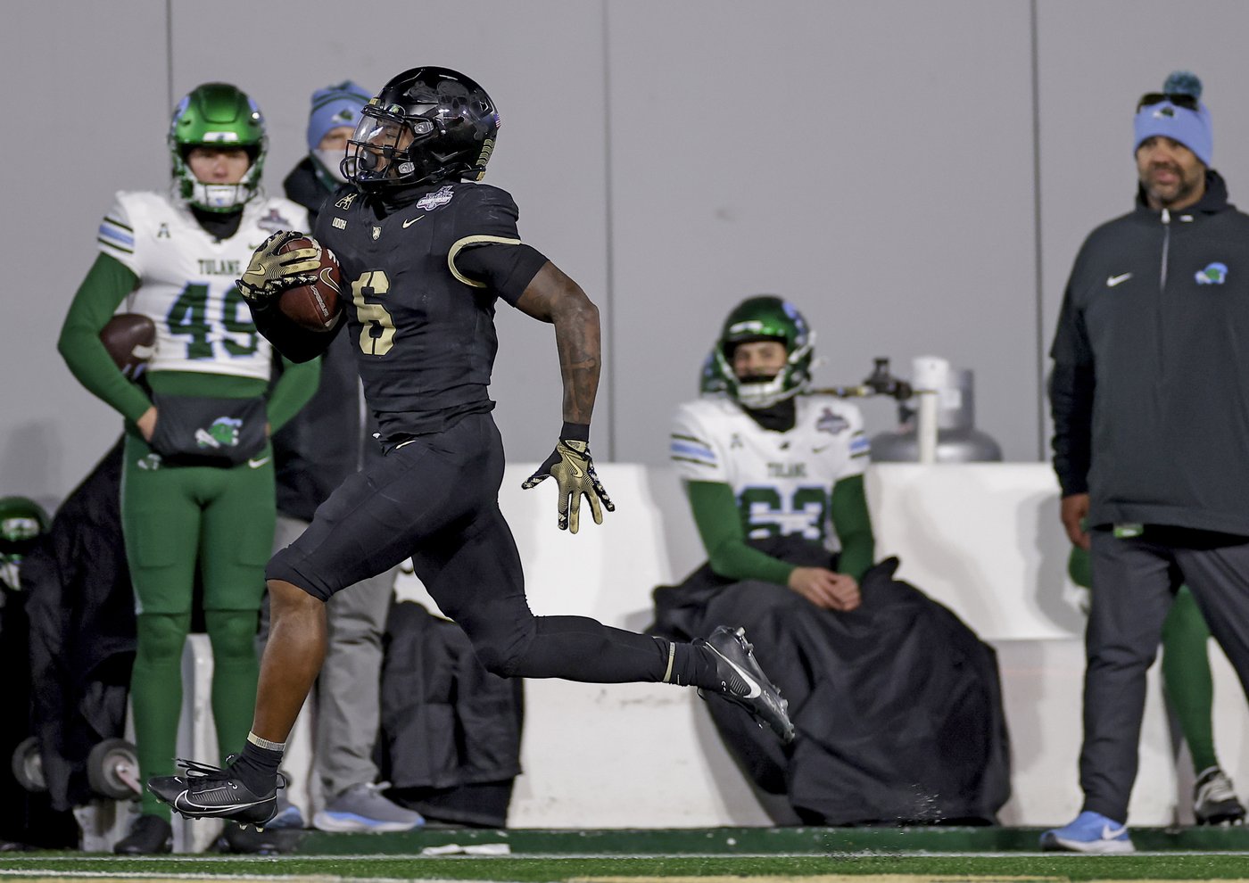 No. 24 Army wins AAC championship in first attempt as Daily runs for 4 TDs in 35-14 win over Tulane | iNFOnews.ca No. 24 Army wins AAC championship in first attempt as Daily runs for 4 TDs in 35-14 win over Tulane | iNFOnews.ca
