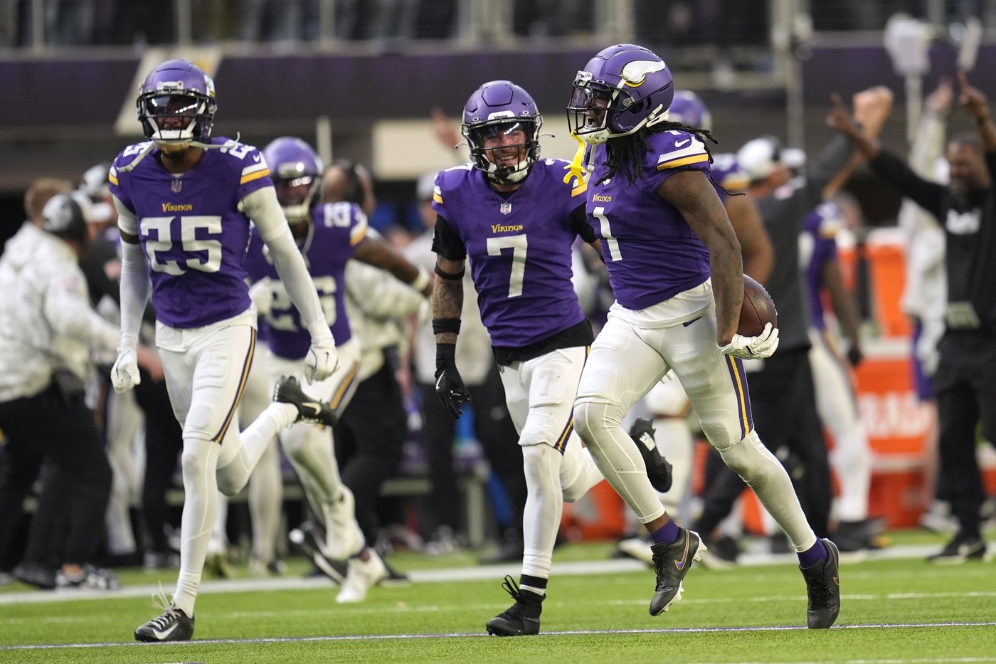 Vikings win 5th straight, rallying past Cardinals 23-22 on Sam Darnold's TD pass with 1:13 left | iNFOnews.ca Vikings win 5th straight, rallying past Cardinals 23-22 on Sam Darnold's TD pass with 1:13 left | iNFOnews.ca