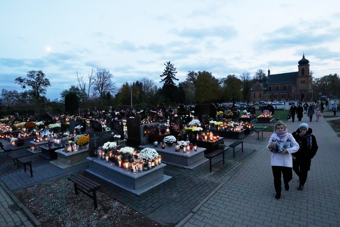 Catholics honor All Saints’ Day with family gatherings and cemetery visits across Poland | iNFOnews.ca Catholics honor All Saints’ Day with family gatherings and cemetery visits across Poland | iNFOnews.ca