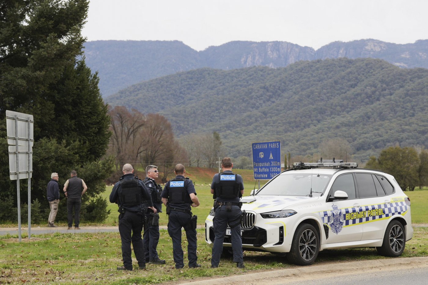 Australian police hunt for gunman who killed 2 officers and shot another in a rural town | iNFOnews.ca Australian police hunt for gunman who killed 2 officers and shot another in a rural town | iNFOnews.ca