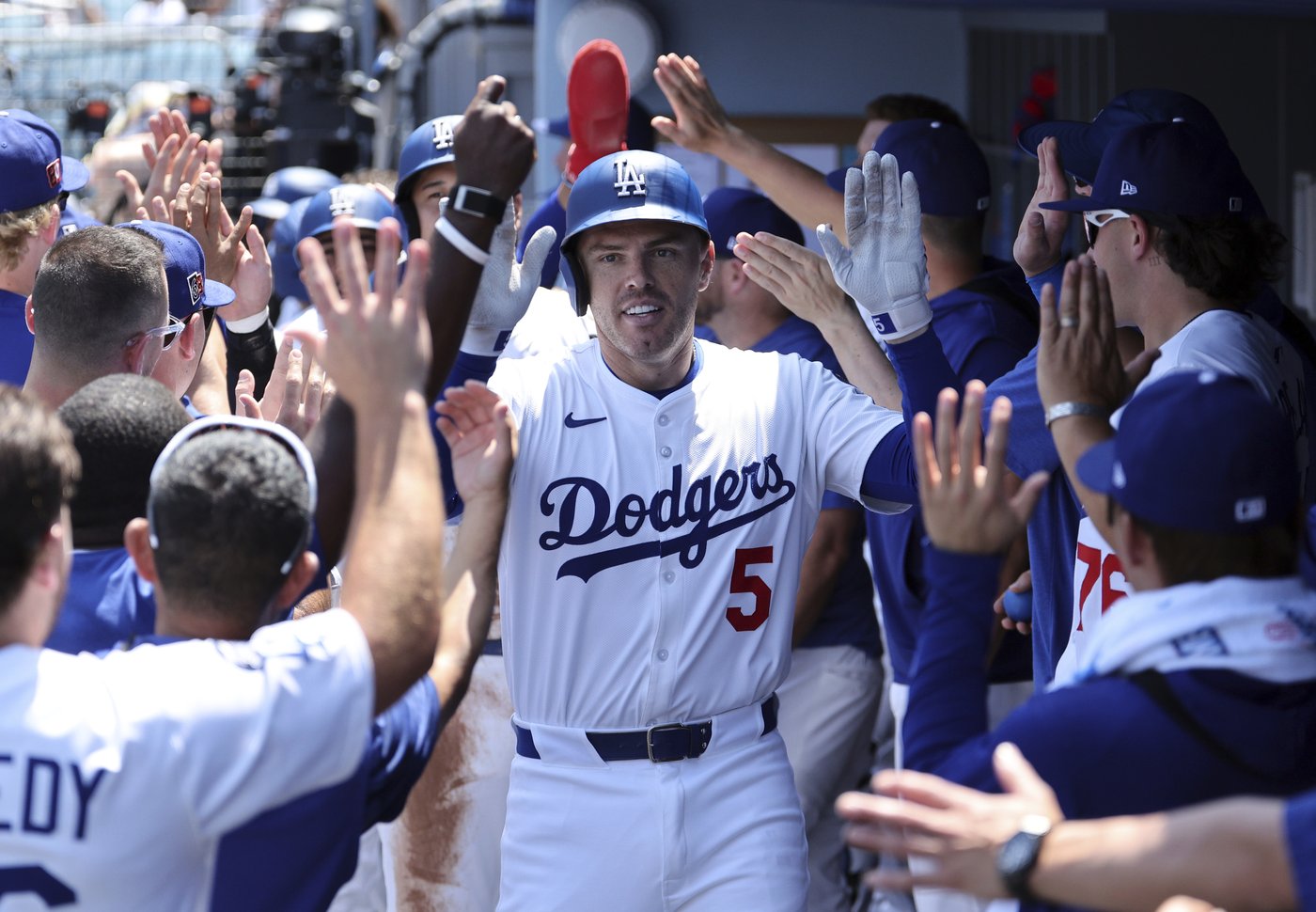 Mookie Betts' clutch homer lifts Dodgers over Padres 5-4, extending NL West lead to 2 games | iNFOnews.ca