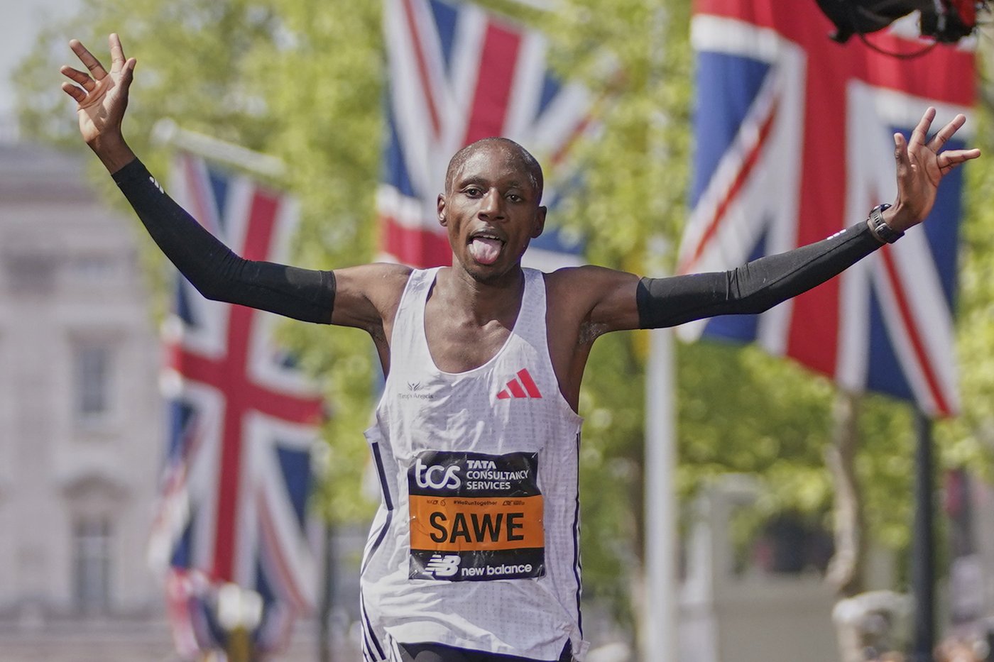 Kenyan runner Sawe wins London Marathon after solo breakaway. Assefa takes women's race | iNFOnews.ca Kenyan runner Sawe wins London Marathon after solo breakaway. Assefa takes women's race | iNFOnews.ca