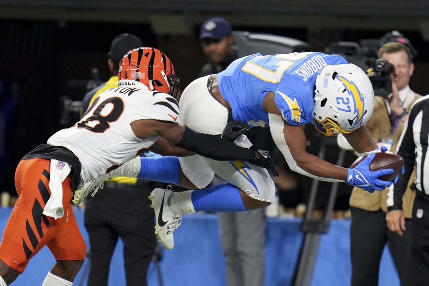 Chargers beat Bengals 34-27 on Dobbins' late TD after squandering 21-point lead | iNFOnews.ca