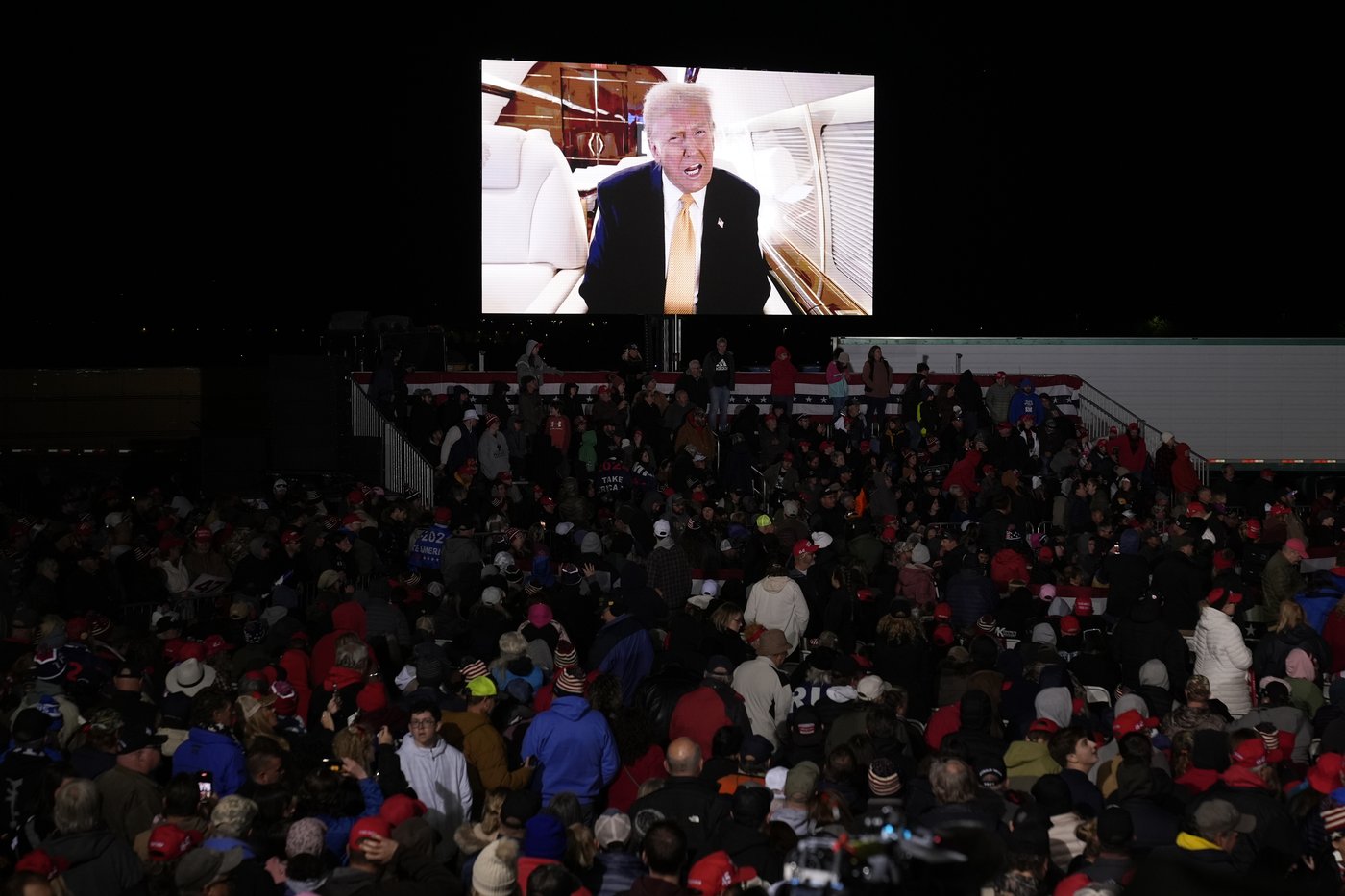 Trump leaves Michigan rallygoers waiting in the cold for hours to tape Joe Rogan podcast | iNFOnews.ca Trump leaves Michigan rallygoers waiting in the cold for hours to tape Joe Rogan podcast | iNFOnews.ca