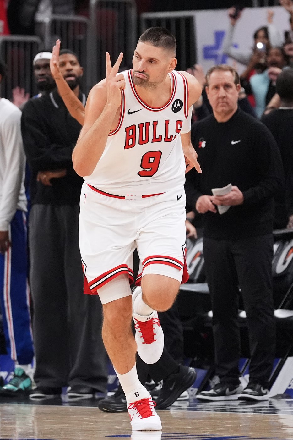 Bulls rally to beat 76ers 113-111 | iNFOnews.ca
