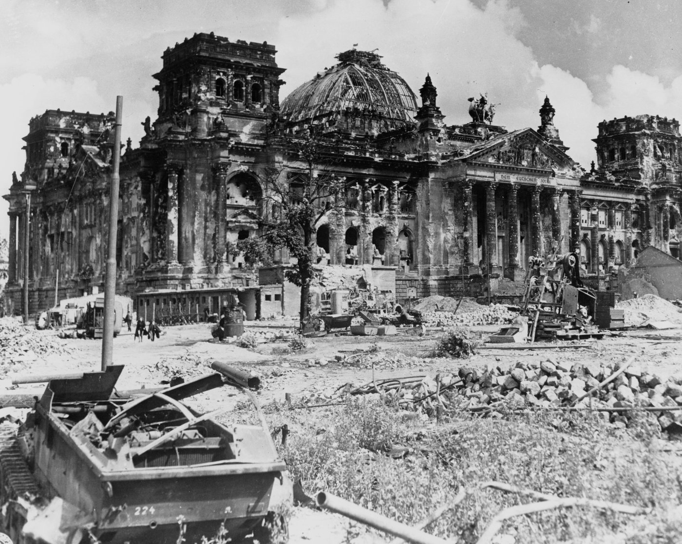 The road to V-E Day, from the assault on Berlin to bonfires and dancing in the capitals of Europe | iNFOnews.ca The road to V-E Day, from the assault on Berlin to bonfires and dancing in the capitals of Europe | iNFOnews.ca