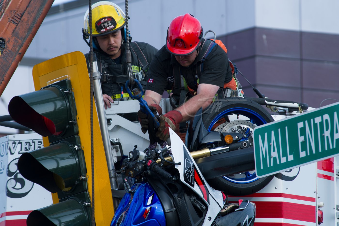 Crash in Delta, B.C., leaves motorcycle hanging from traffic light | iNwheels