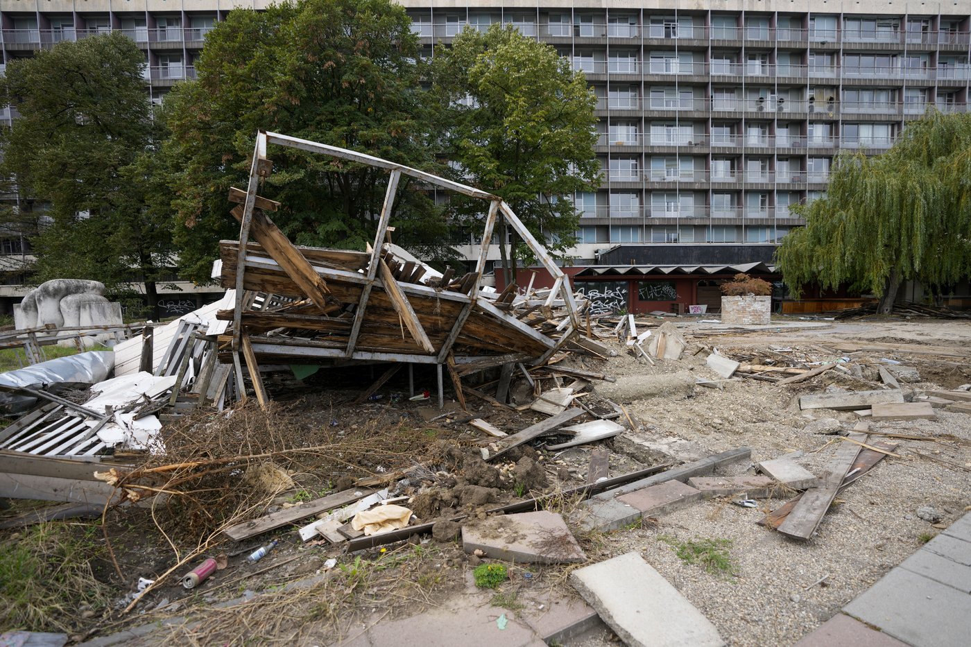 Belgrade's landmark Hotel Yugoslavia faces likely demolition, with many opposed | iNFOnews.ca Belgrade's landmark Hotel Yugoslavia faces likely demolition, with many opposed | iNFOnews.ca