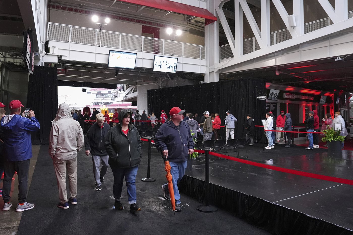 Reds honor Pete Rose with a 14-hour visitation at Great American Ball Park | iNFOnews.ca Reds honor Pete Rose with a 14-hour visitation at Great American Ball Park | iNFOnews.ca