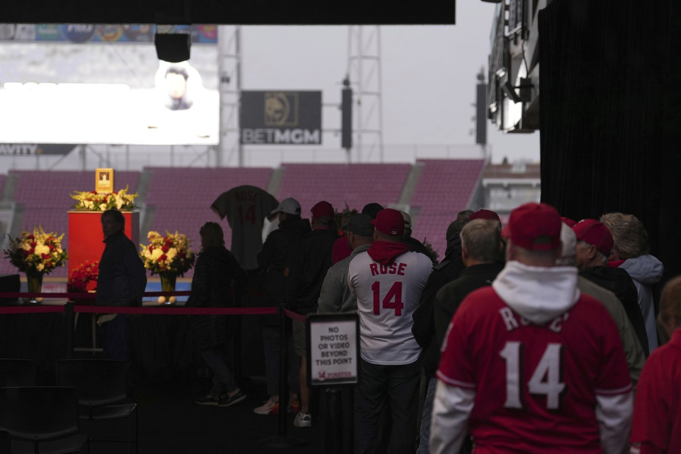 Reds honor Pete Rose with a 14-hour visitation at Great American Ball Park | iNFOnews.ca Reds honor Pete Rose with a 14-hour visitation at Great American Ball Park | iNFOnews.ca