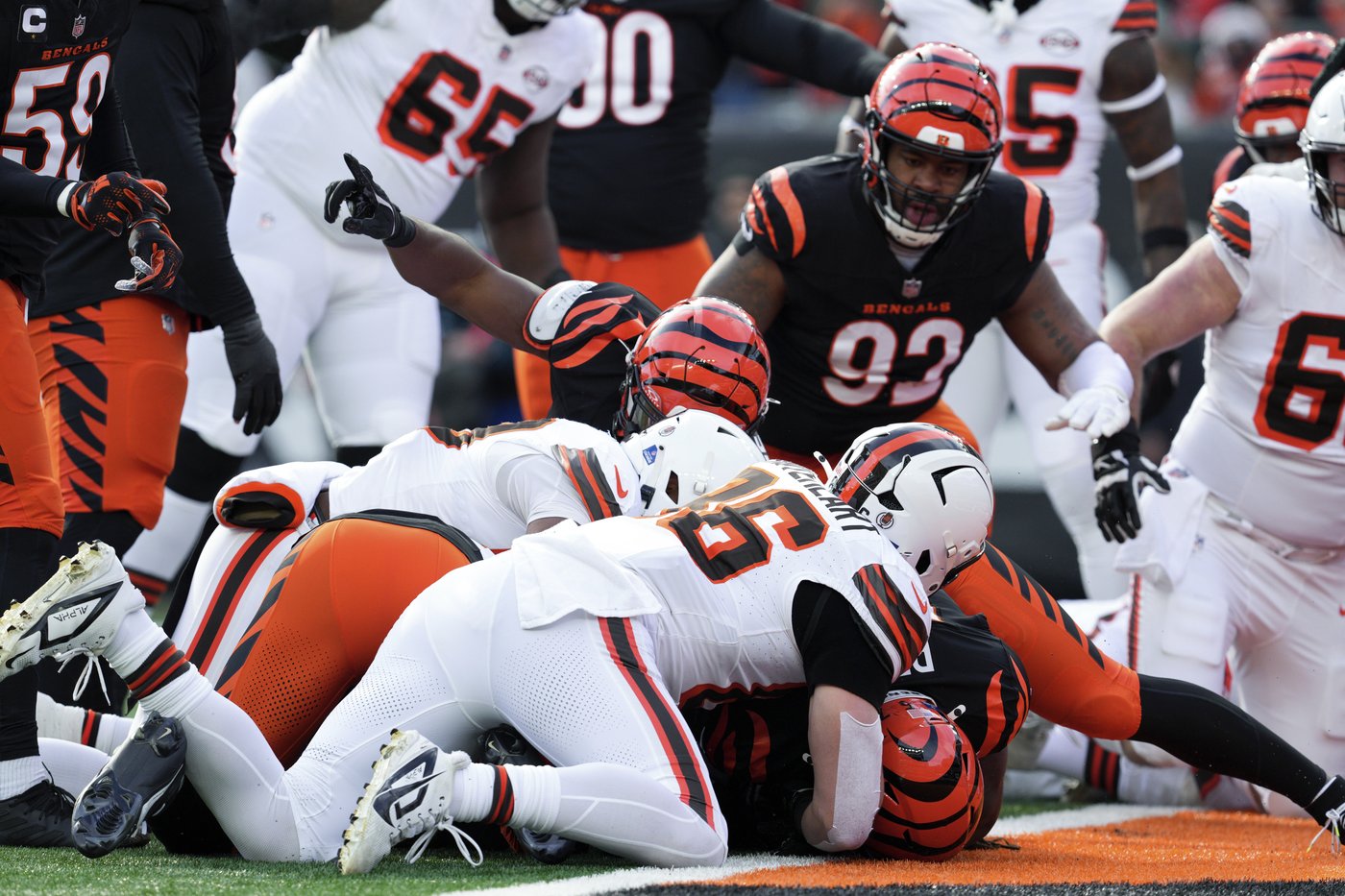 Burrow throws 3 TD passes and Bengals keep playoff hopes alive with 24-6 victory over Browns | iNFOnews.ca
