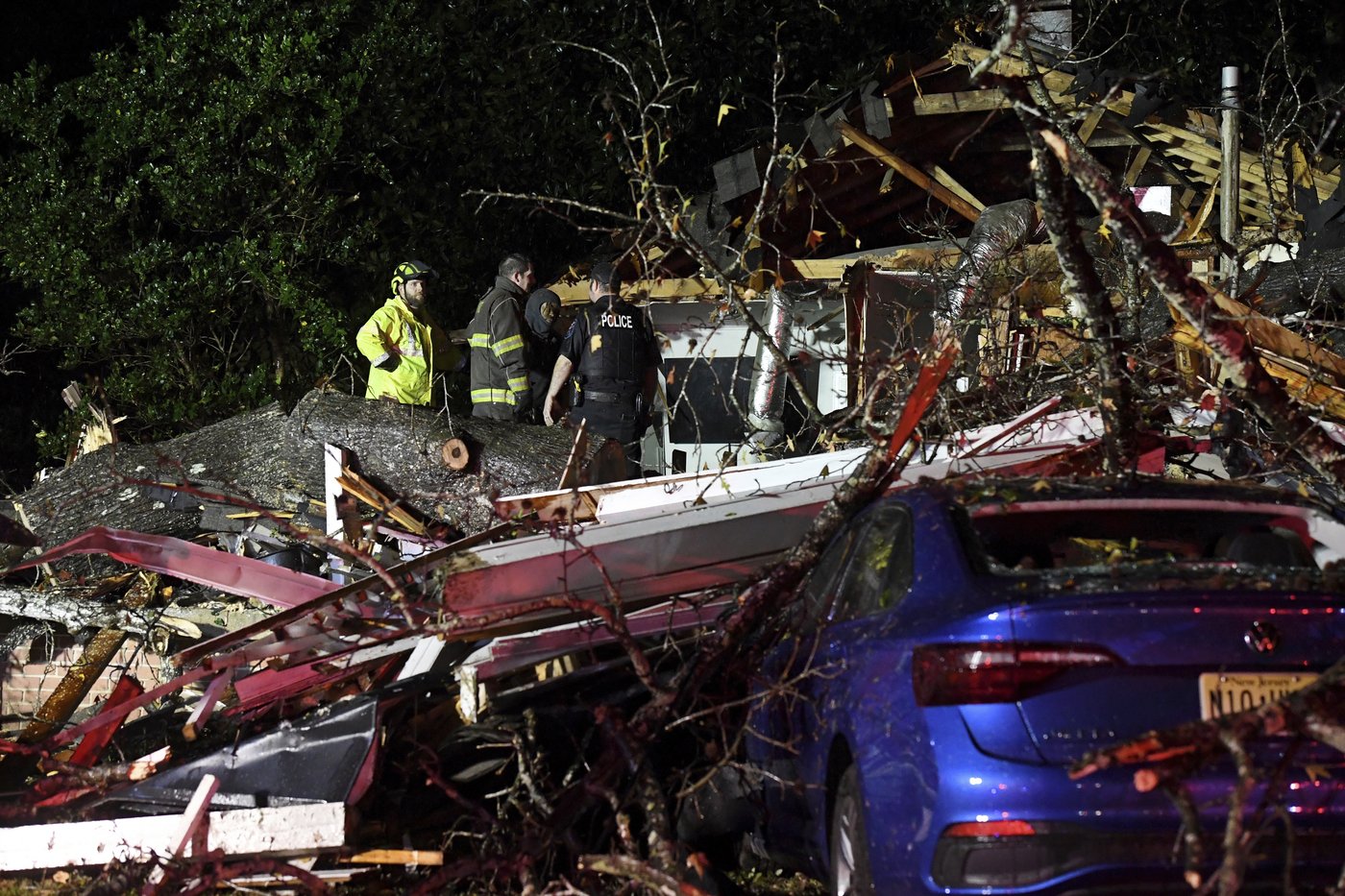 Southerners are cleaning up from tornadoes that swept the region | iNFOnews.ca Southerners are cleaning up from tornadoes that swept the region | iNFOnews.ca