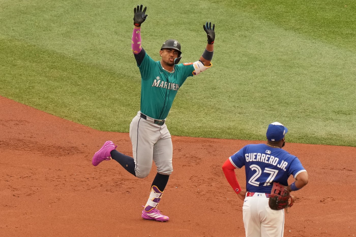 Photo Gallery: Mariners beat Jays 10-3, lead ALCS 2-0 | iNFOnews.ca