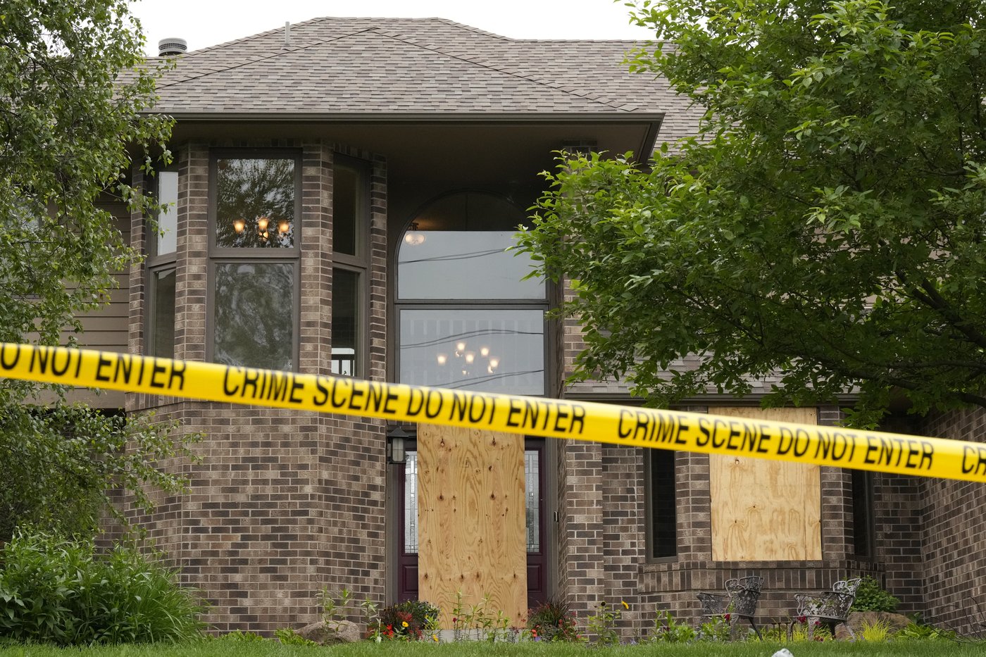 40 hours of violence and fear as gunman stalks Minnesota politicians | iNFOnews.ca