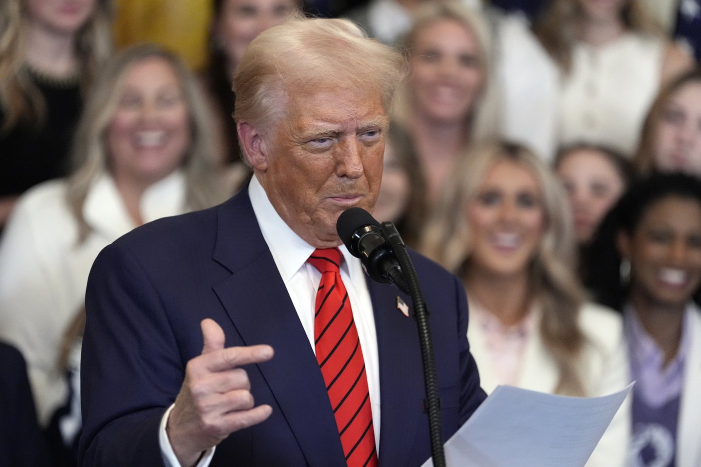 Trump signs executive order intended to bar transgender athletes from girls' and women's sports | iNFOnews.ca
