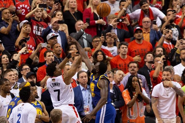 Thousands of Raptors fans left in the dark as Bell, Rogers outages affect Game 5 | iNFOnews.ca