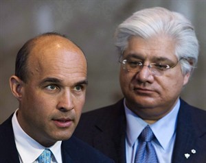 Research In Motion pays co-CEOs Balsillie and Lazaridis a combined $12 million | iNFOnews.ca CP18797106