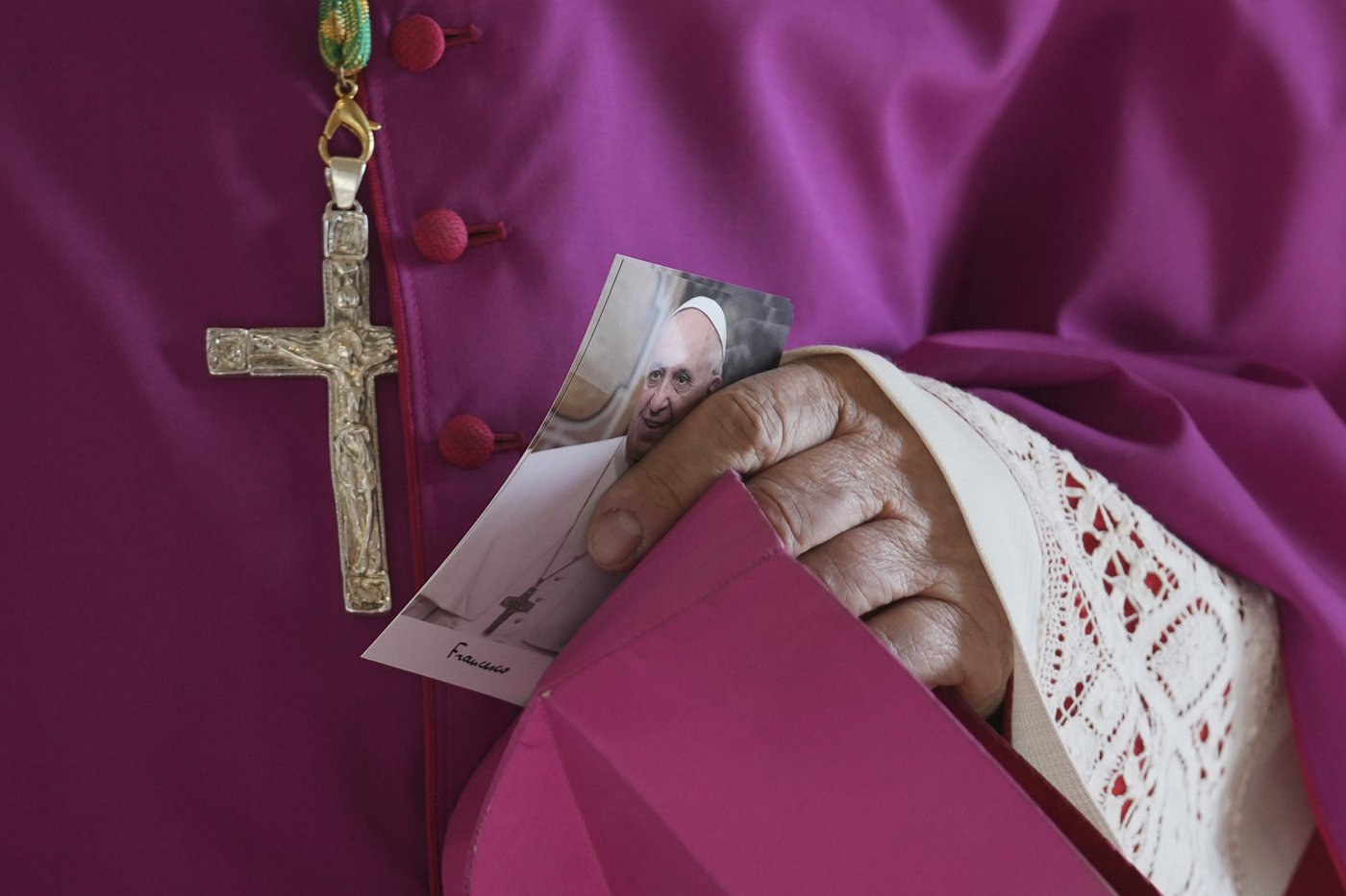 Catholic faithful pay their final respects to Pope Francis as public viewing begins | iNFOnews.ca Catholic faithful pay their final respects to Pope Francis as public viewing begins | iNFOnews.ca