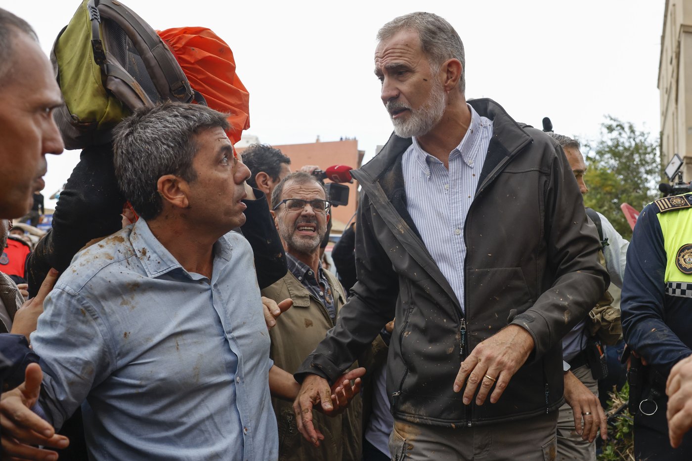 Spain flood survivors hurl mud at the royals and top government officials | iNFOnews.ca Spain flood survivors hurl mud at the royals and top government officials | iNFOnews.ca