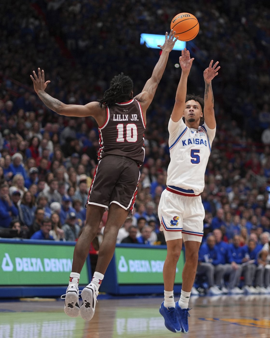 Mayo and Dickinson power No. 8 Kansas to an 87-53 win over Brown | iNFOnews.ca