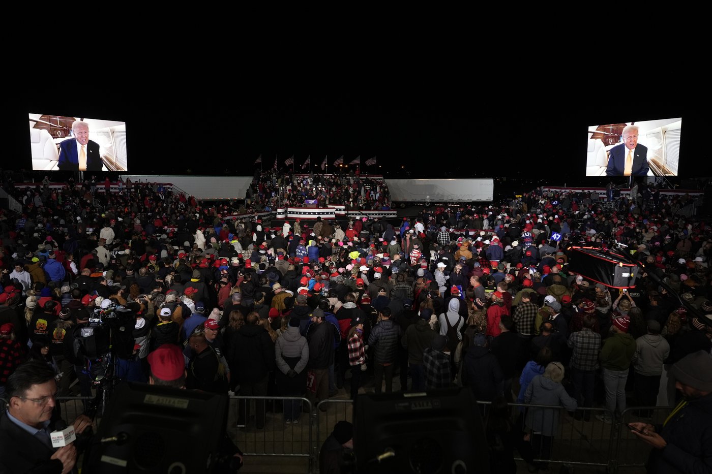 Trump leaves Michigan rallygoers waiting in the cold for hours to tape Joe Rogan podcast | iNFOnews.ca Trump leaves Michigan rallygoers waiting in the cold for hours to tape Joe Rogan podcast | iNFOnews.ca