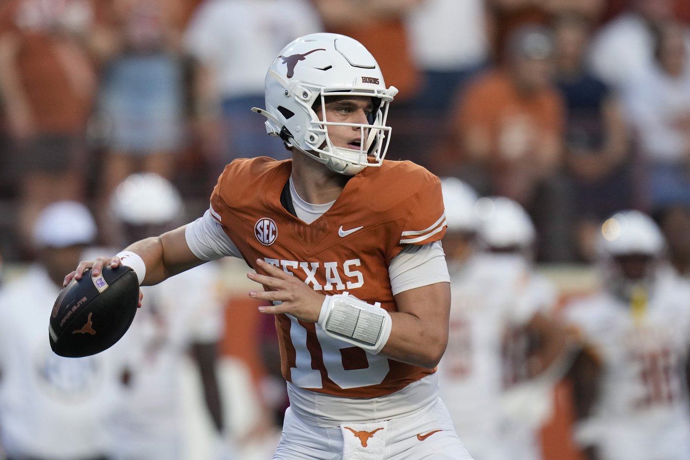 No. 1 Texas keeps rolling behind Manning and Blue and routs ULM 51-3 in last game before SEC play | iNFOnews.ca No. 1 Texas keeps rolling behind Manning and Blue and routs ULM 51-3 in last game before SEC play | iNFOnews.ca