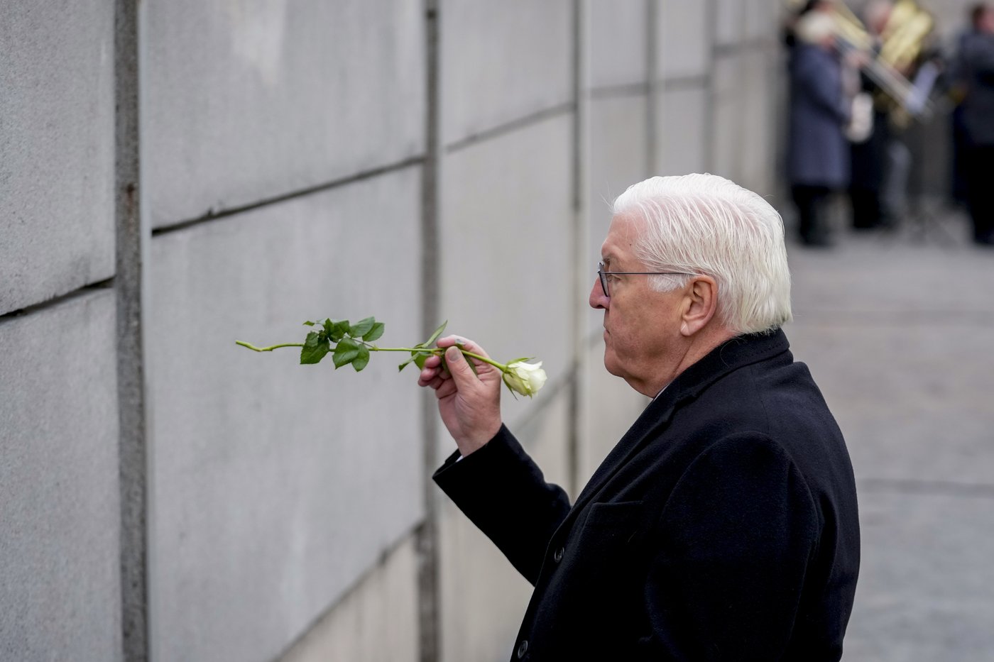 Tens of thousands celebrate fall of the Berlin Wall 35 years ago with concerts and art installations | iNFOnews.ca