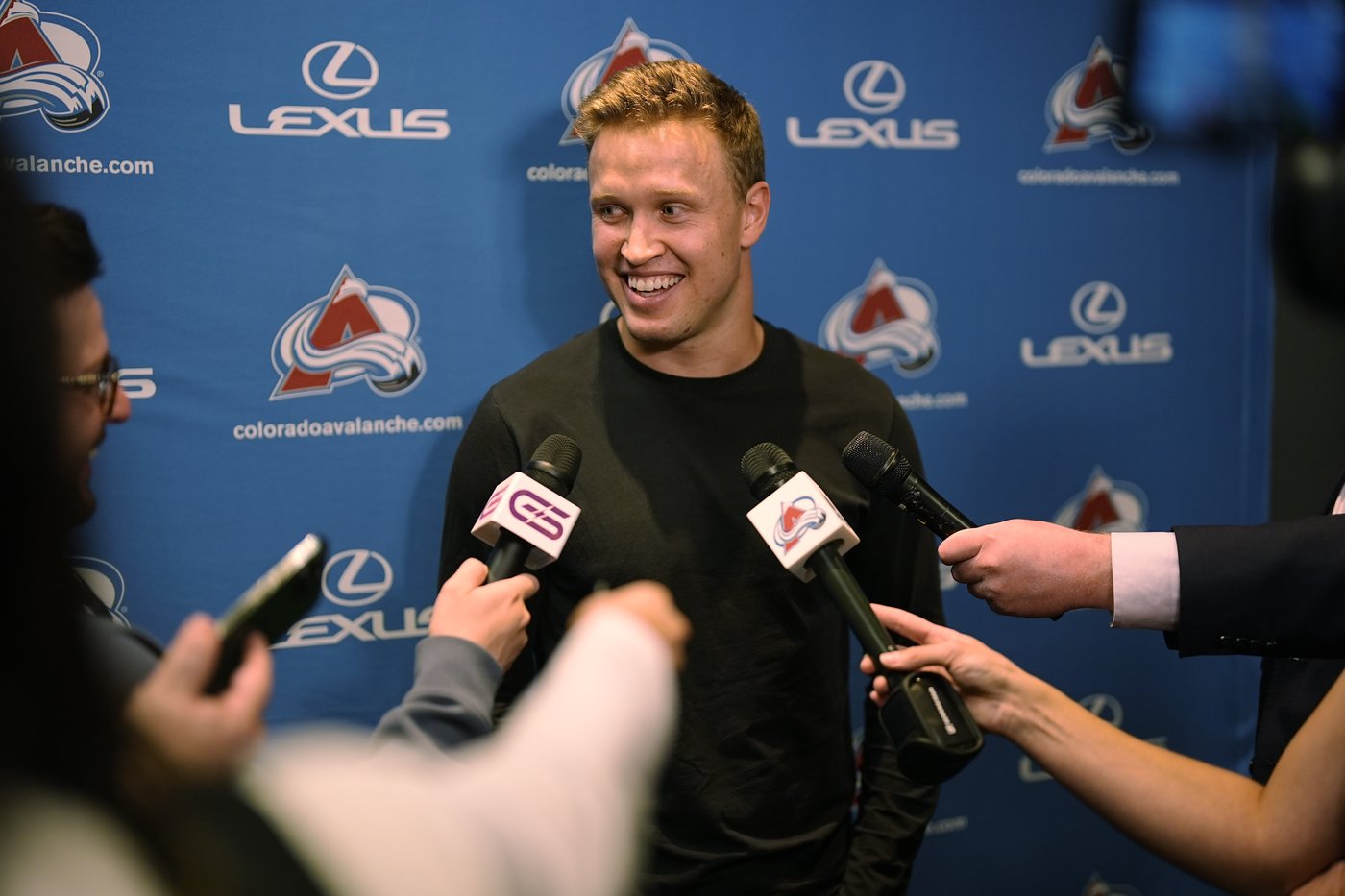 Avs forward Logan O'Connor signs 6-year extension to stay with the team through 2030-31 season | iNFOnews.ca