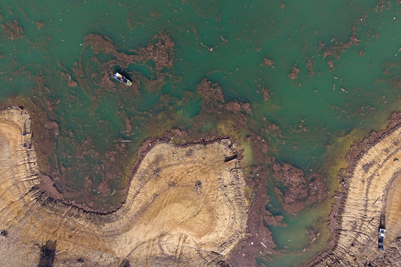Residents and activists in central Bosnia clean up a lake after massive floods | iNFOnews.ca Residents and activists in central Bosnia clean up a lake after massive floods | iNFOnews.ca