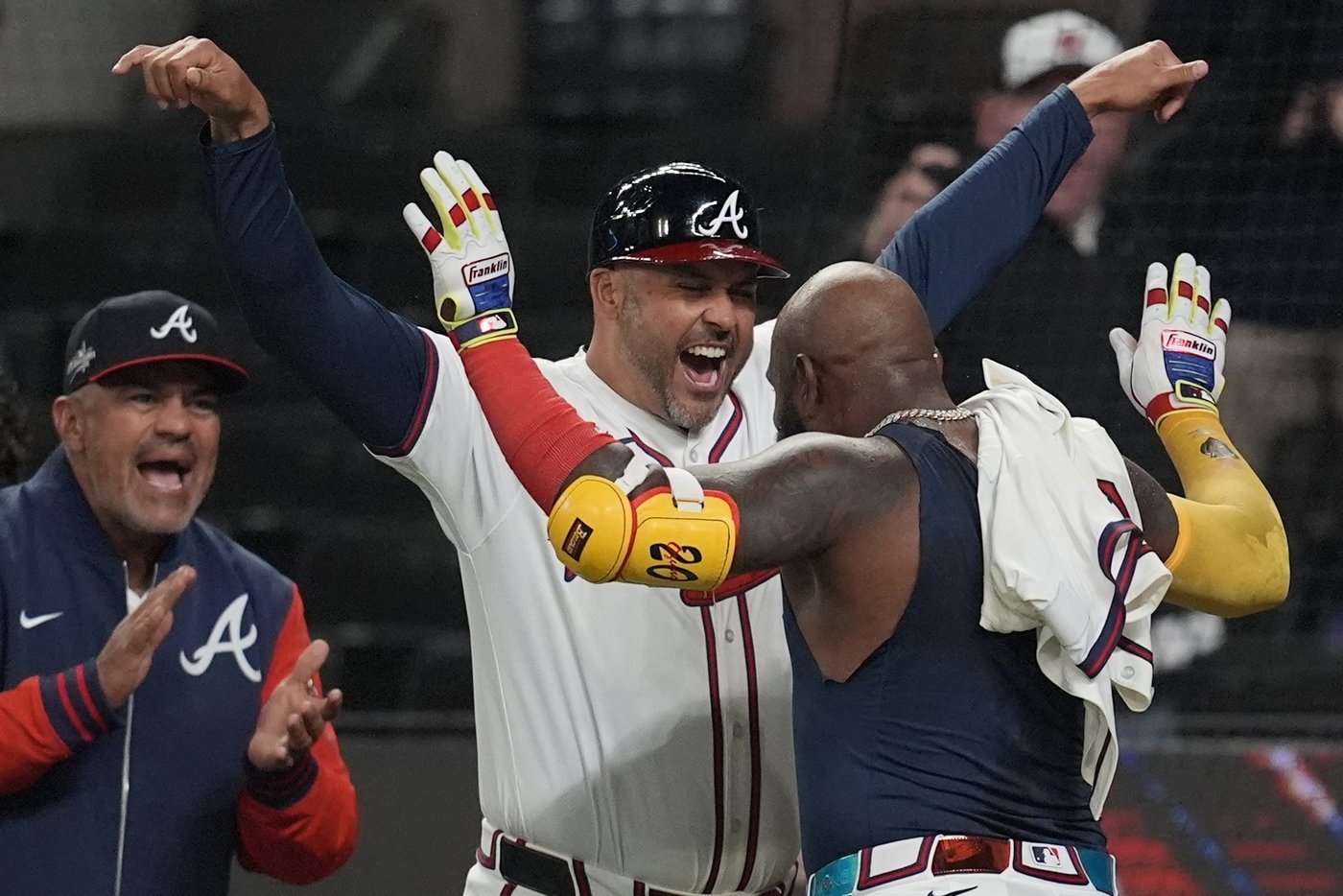 Marcell Ozuna homers in 11th inning to lift the Braves past the Phillies, 4-2 | iNFOnews.ca