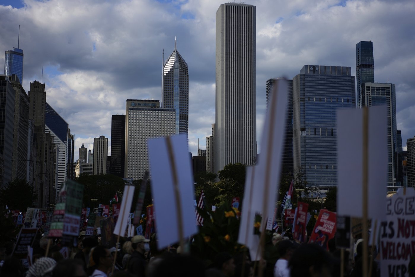 Photos capture Chicagoans’ protest against ICE and Trump’s intervention plans | iNFOnews.ca