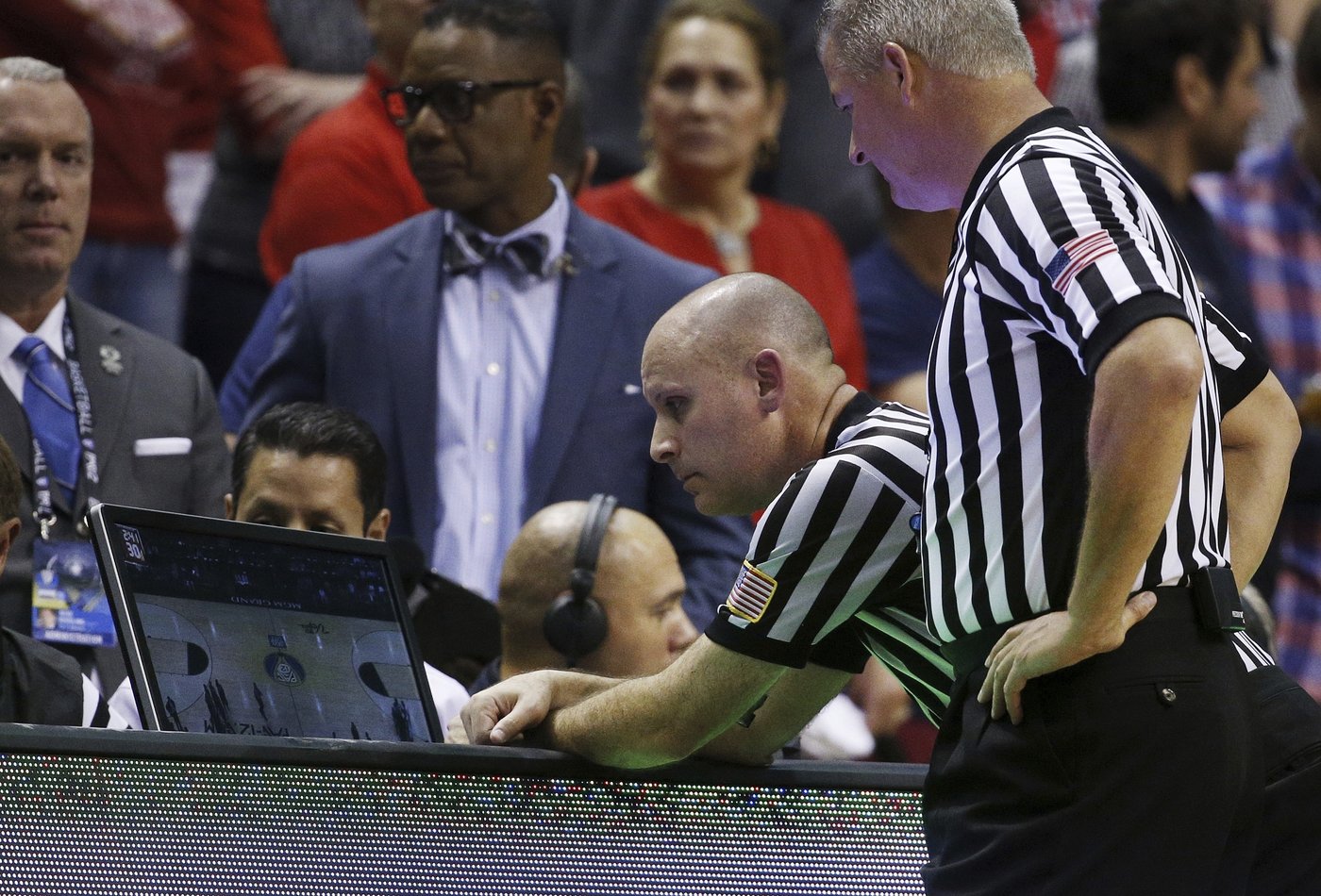 Out-of-bounds plays could be reviewed only by coach challenge under NCAA rules panel recommendation | iNFOnews.ca