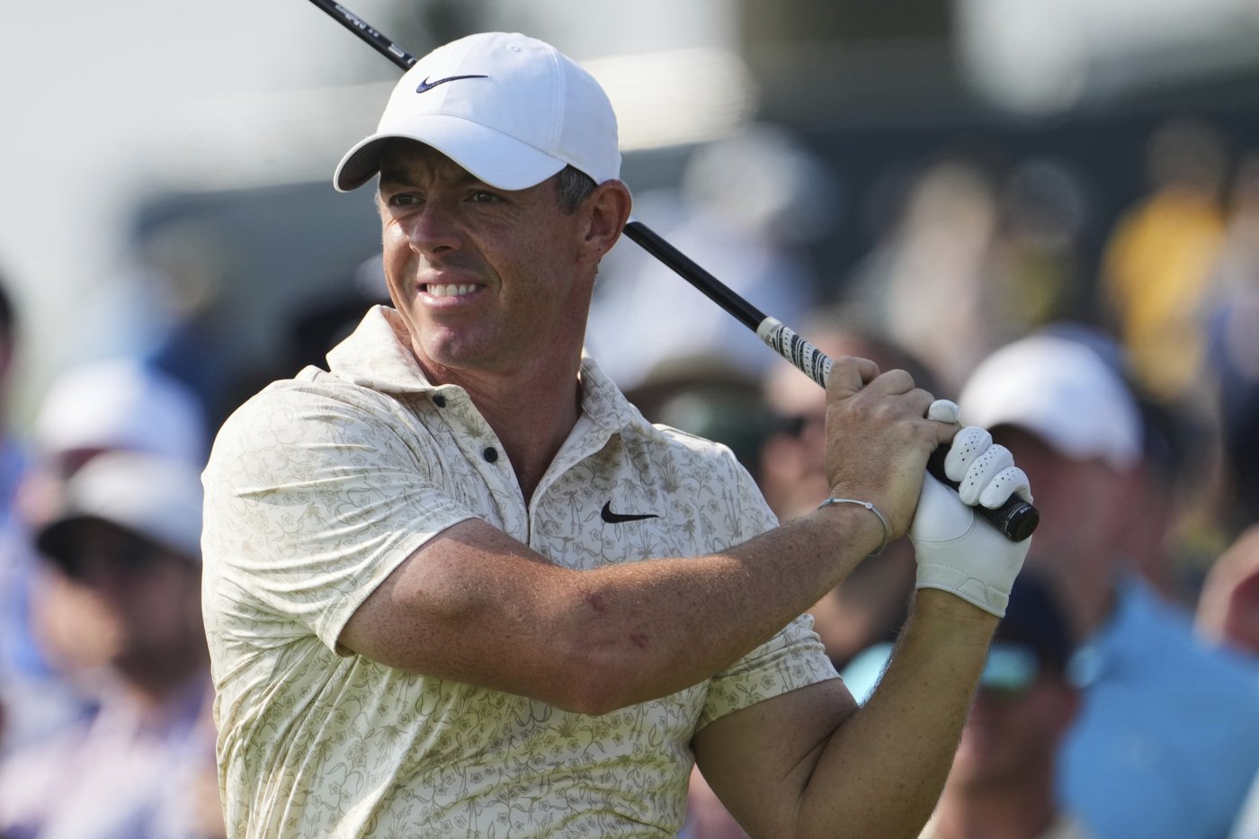 A frustrated McIlroy smashes a US Open tee marker but makes it to the weekend anyway | iNFOnews.ca