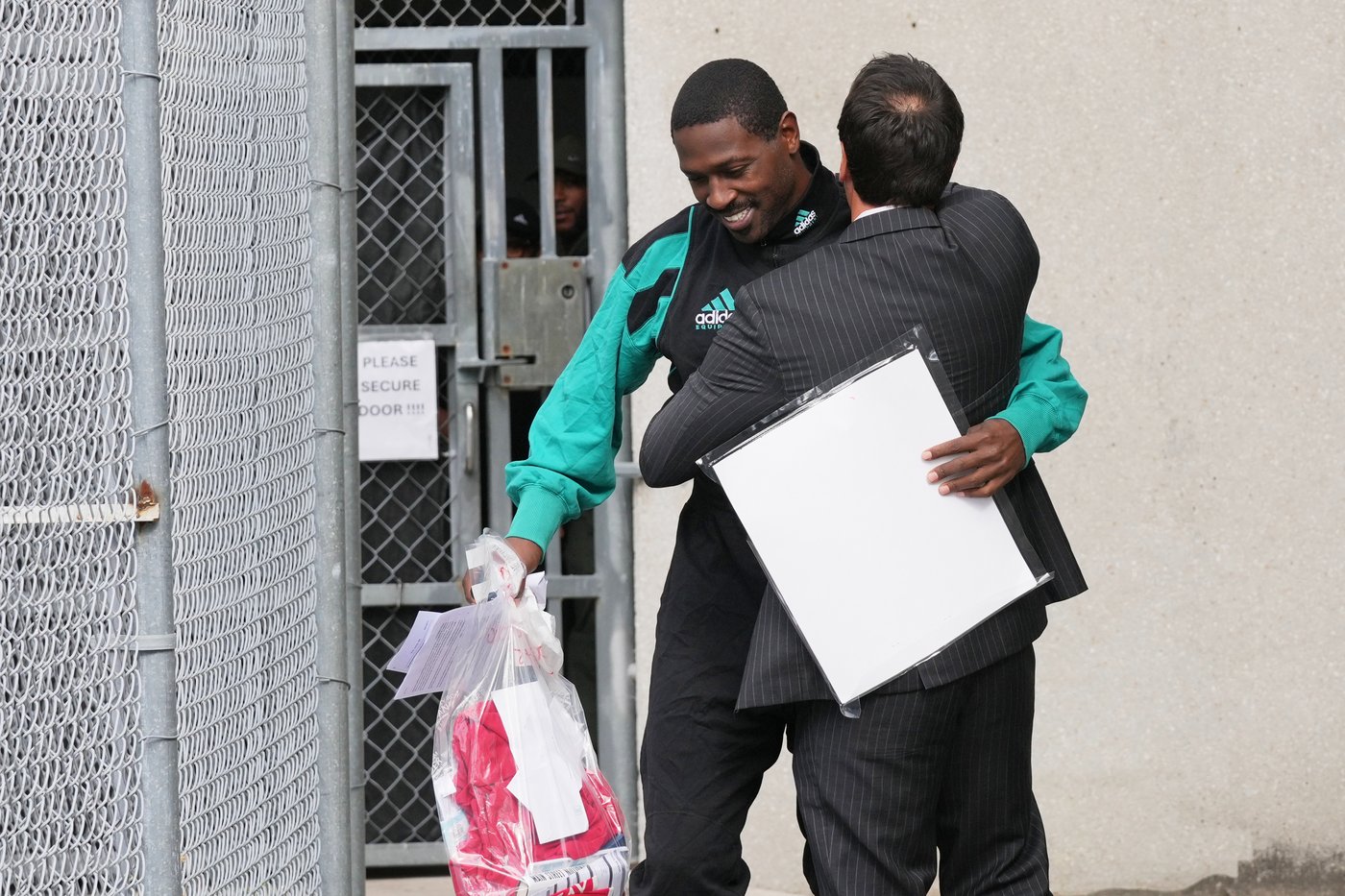 Former NFL player Antonio Brown released from Miami jail to await attempted murder trial | iNFOnews.ca