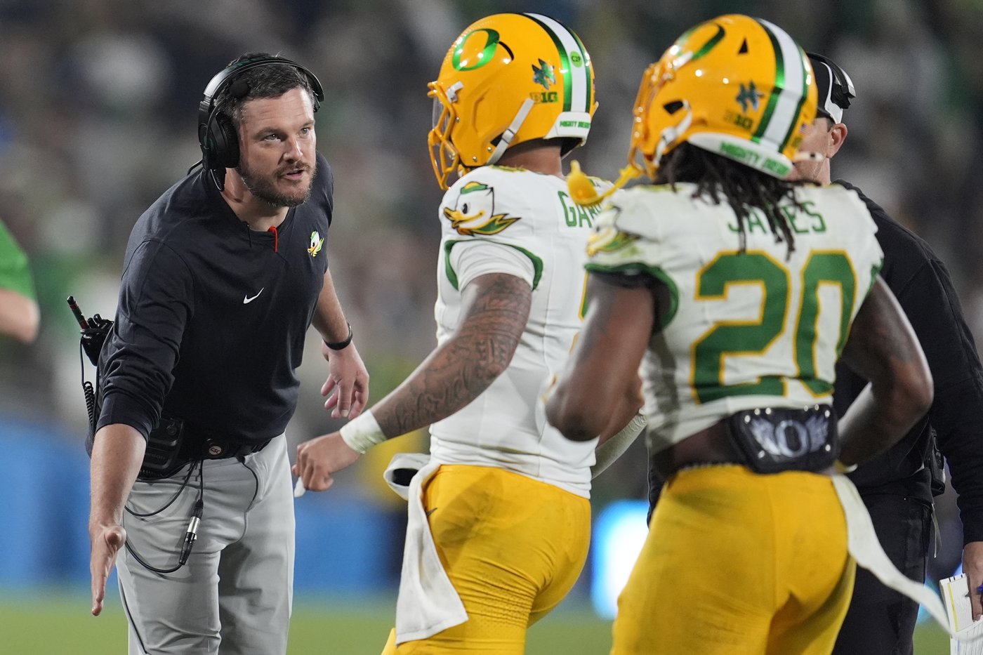 Dillon Gabriel throws for 3 TDs as No. 8 Oregon beats UCLA 34-13 in first Big Ten game | iNFOnews.ca Dillon Gabriel throws for 3 TDs as No. 8 Oregon beats UCLA 34-13 in first Big Ten game | iNFOnews.ca