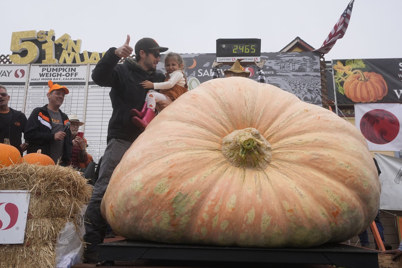 Pumpkin weighing 2,471 pounds wins California contest | iNFOnews.ca Pumpkin weighing 2,471 pounds wins California contest | iNFOnews.ca