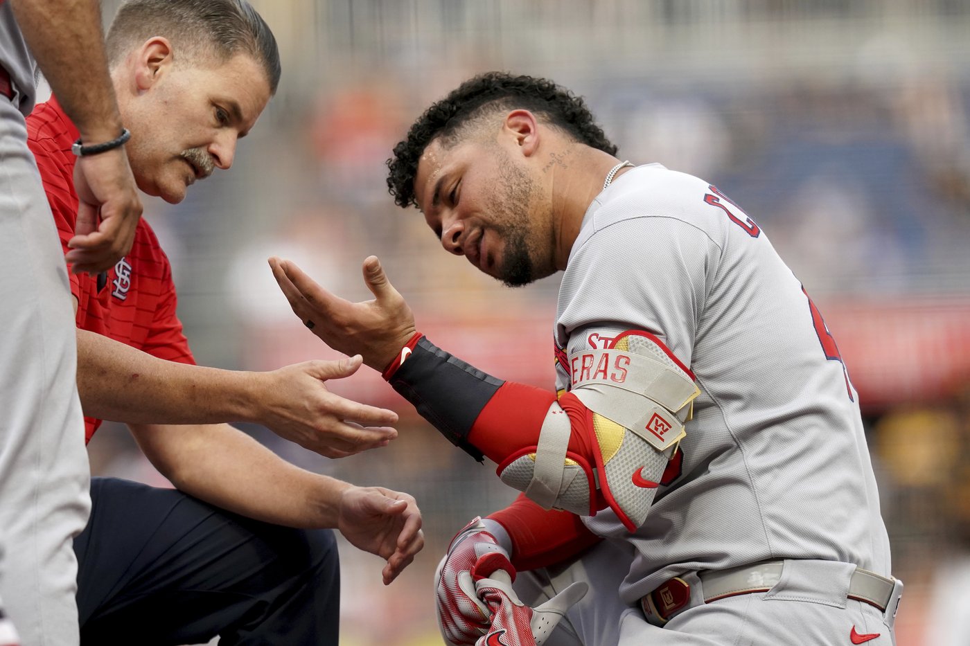 Cardinals' Contreras sustains left hand contusion when hit by pitch from Pirates ace Skenes | iNFOnews.ca