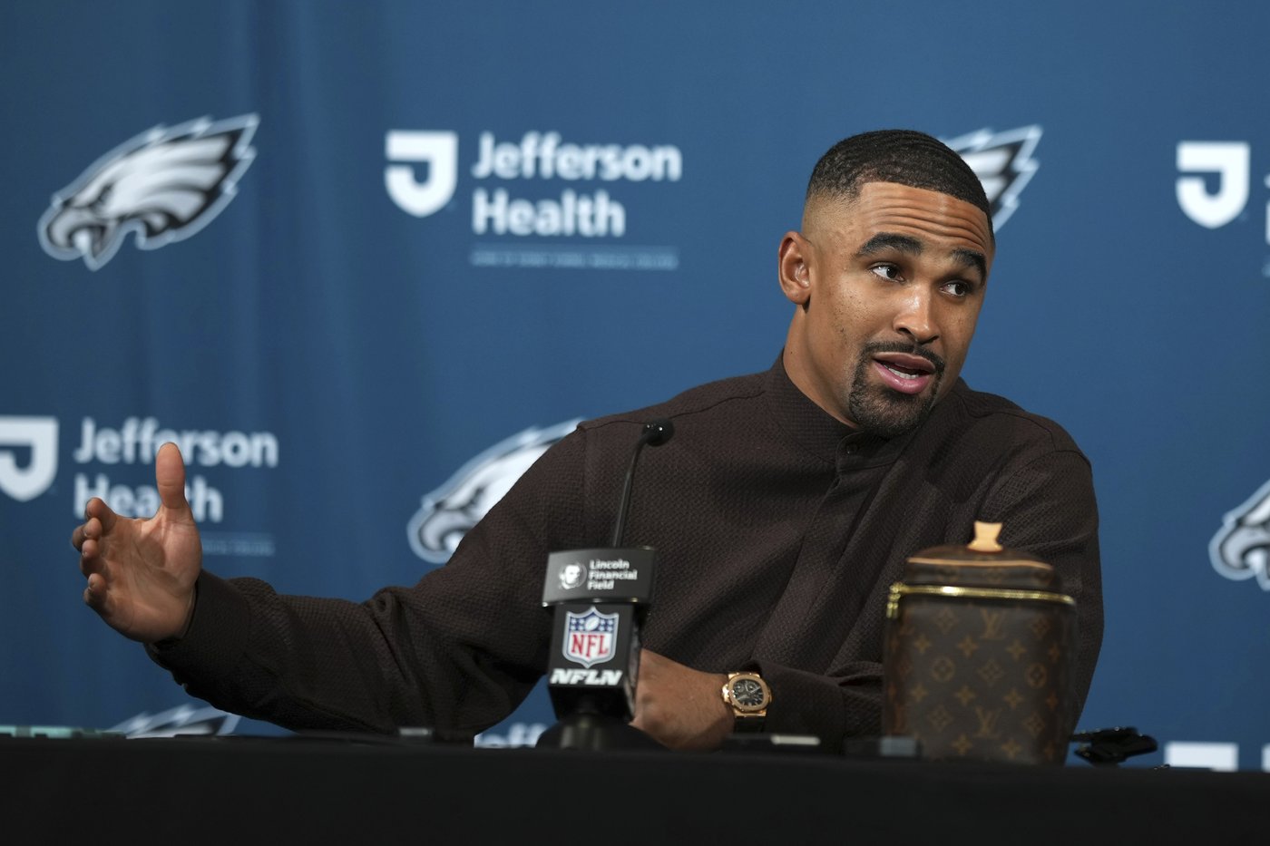 Eagles rolling behind Hurts, Barkley atop division and as one of NFL's best | iNFOnews.ca