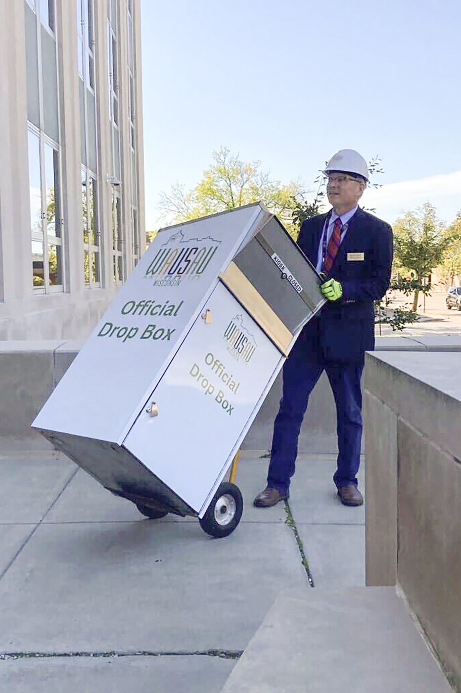 Wisconsin mayor carts away absentee ballot drop box, says he did nothing wrong | iNFOnews.ca Wisconsin mayor carts away absentee ballot drop box, says he did nothing wrong | iNFOnews.ca