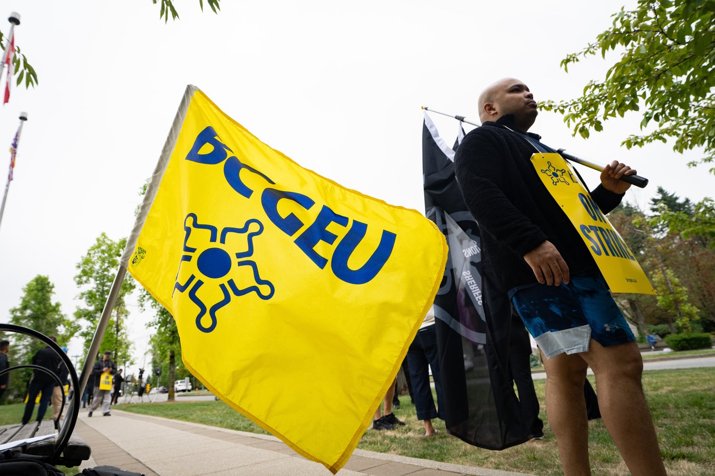 Picketing B.C. public sector workers attacked with bear spray: union | iNFOnews.ca Picketing B.C. public sector workers attacked with bear spray: union | iNFOnews.ca