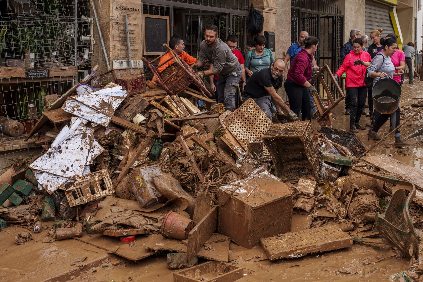 Mud-caked volunteers clean flood debris in a Spanish town as authorities struggle to respond | iNFOnews.ca Mud-caked volunteers clean flood debris in a Spanish town as authorities struggle to respond | iNFOnews.ca