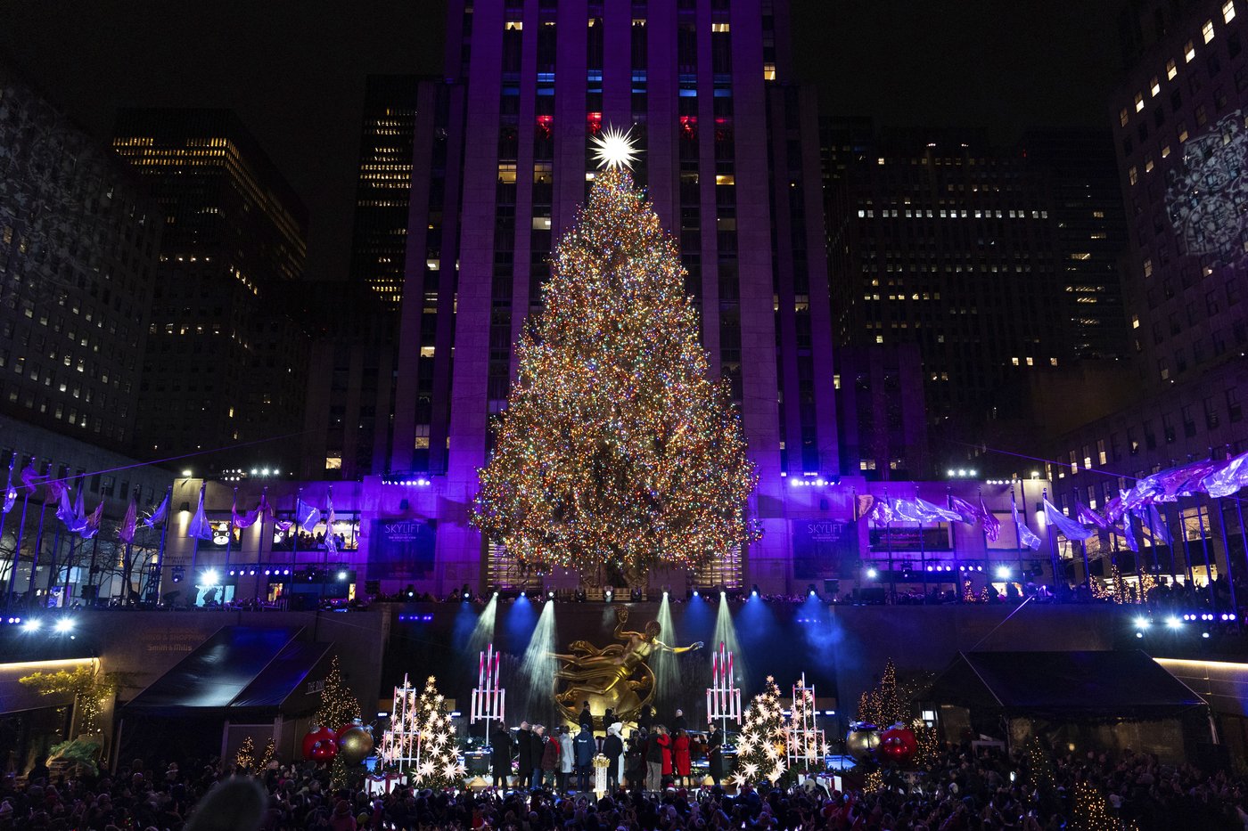 The Rockefeller Center Christmas tree lights up in New York City | iNFOnews.ca The Rockefeller Center Christmas tree lights up in New York City | iNFOnews.ca