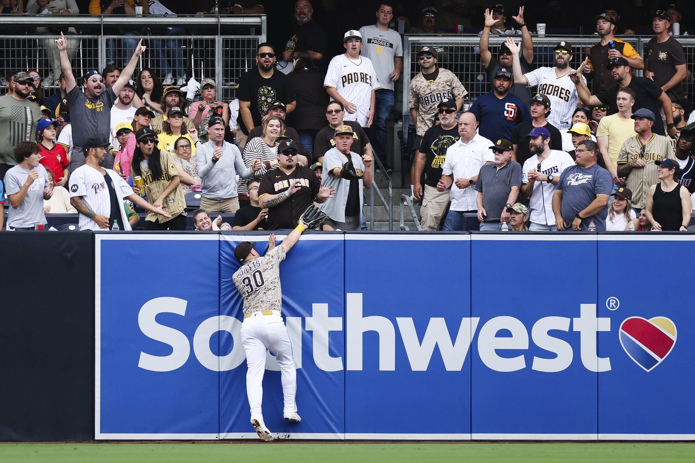 Padres left fielder Gavin Sheets leaves game after colliding face-first with padded wall | iNFOnews.ca Padres left fielder Gavin Sheets leaves game after colliding face-first with padded wall | iNFOnews.ca