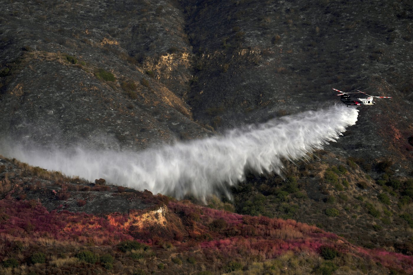 3,700 people return to Malibu homes as weather conditions improve and help firefighters battle blaze | iNFOnews.ca