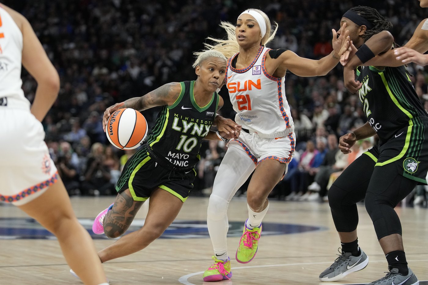 Lynx return to finals with 88-77 win over Sun in Game 5 behind Collier's 27 points, 11 rebounds | iNFOnews.ca