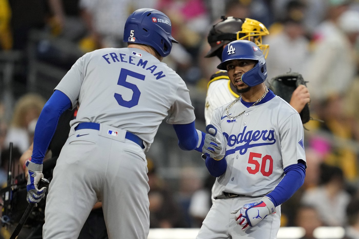 Freddie Freeman scratched from lineup as Dodgers face elimination from NLDS | iNFOnews.ca
