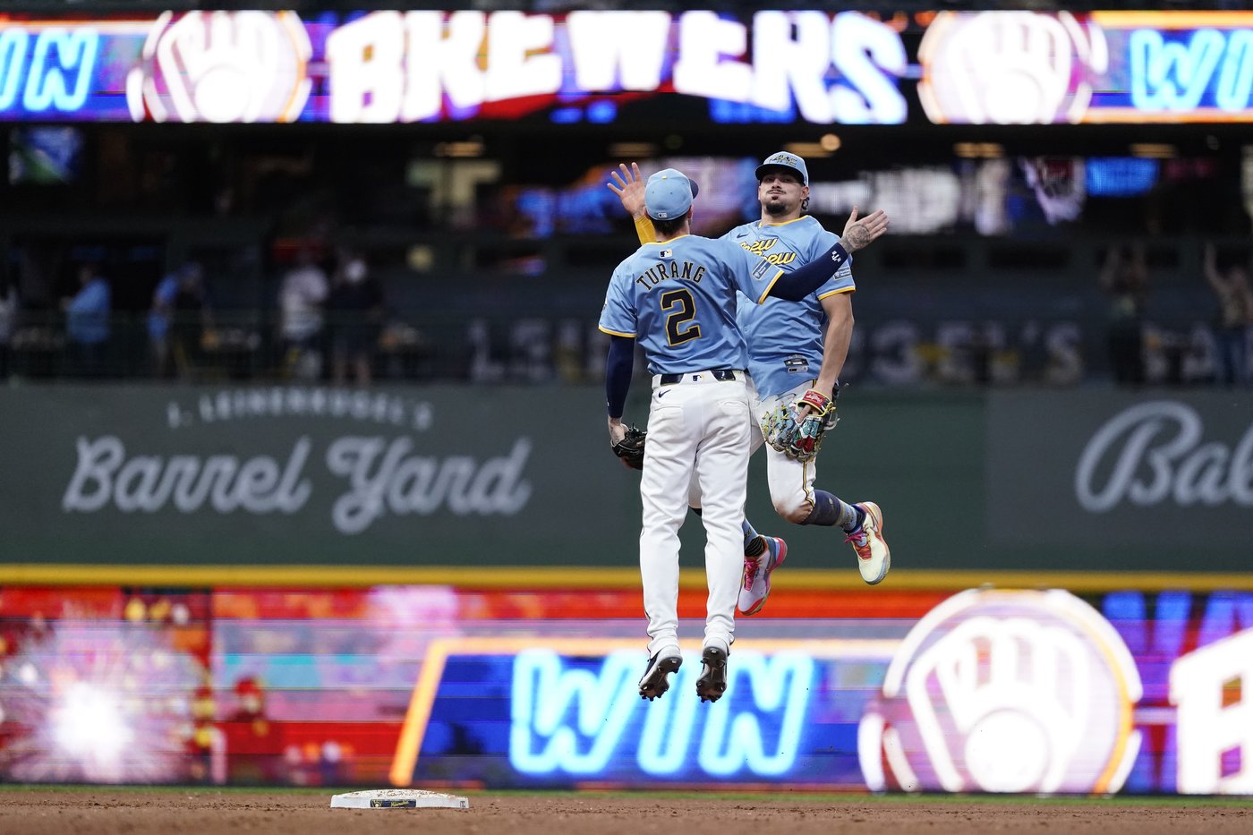 NL Central champion Brewers overcome 8-run deficit and beat Diamondbacks 10-9 | iNFOnews.ca NL Central champion Brewers overcome 8-run deficit and beat Diamondbacks 10-9 | iNFOnews.ca