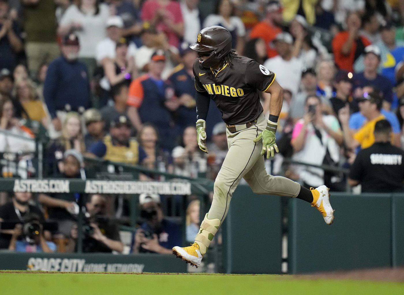 Fernando Tatís Jr.'s HR helps Padres beat Astros 3-2, avoid being swept | iNFOnews.ca