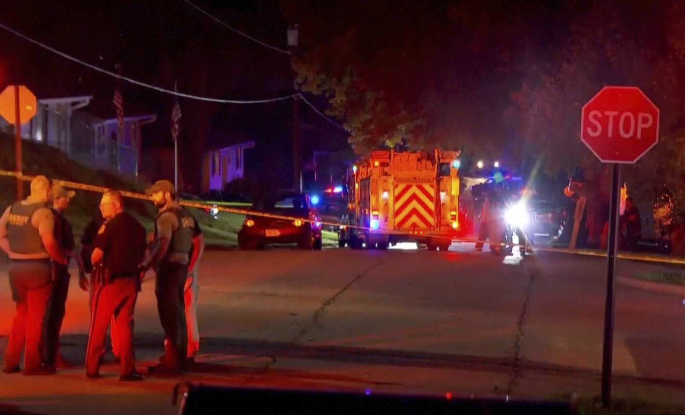 Iowa man dies after shooting 2 neighbors and setting his house on fire, officials say | iNFOnews.ca Iowa man dies after shooting 2 neighbors and setting his house on fire, officials say | iNFOnews.ca