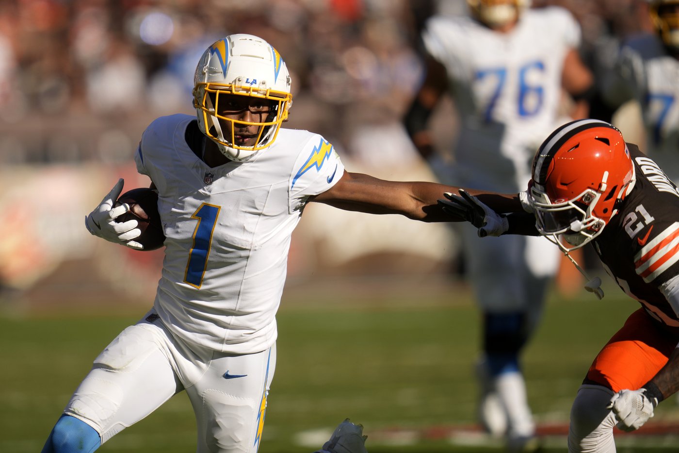 Justin Herbert throws 2 TD passes, Chargers clamp down on Jameis Winston in 27-10 win over Browns | iNFOnews.ca